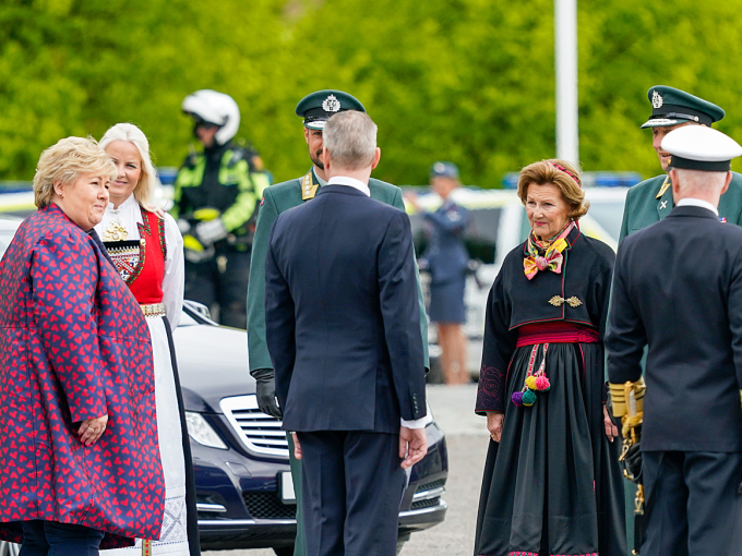 Their Majesties The King and Queen and Their Royal Highnesses The Crown Prince and Crown Princess were met by Arne Opperud, Commandant of Akershus Fortress, President of the Storting, Ms Tone Wilhelmsen Trøen (not pictured), Prime Minister Erna Solberg, Minister of Defence Frank Bakke-Jensen and Chief of Defence Haakon Bruun-Hanssen. Photo: Lise Åserud, NTB scanpix.